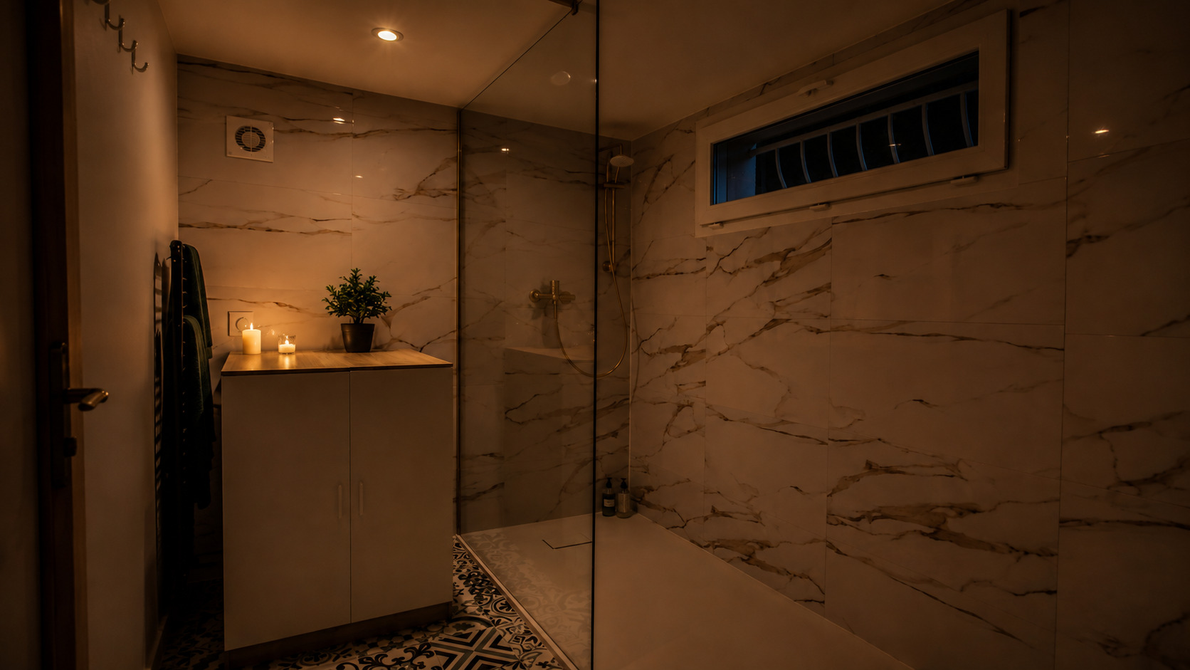 Salle de bain avec douche à l'italienne — La Maison des Brumes